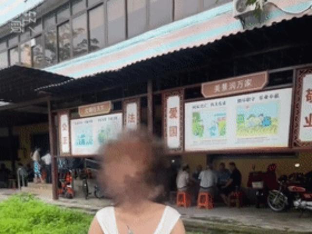 广州人妻 · ，小母狗还是感觉不够刺激，直接把育婴室的推拉门拉开做爱！只要有人从厕所出来经过就直接可以把母狗看光了