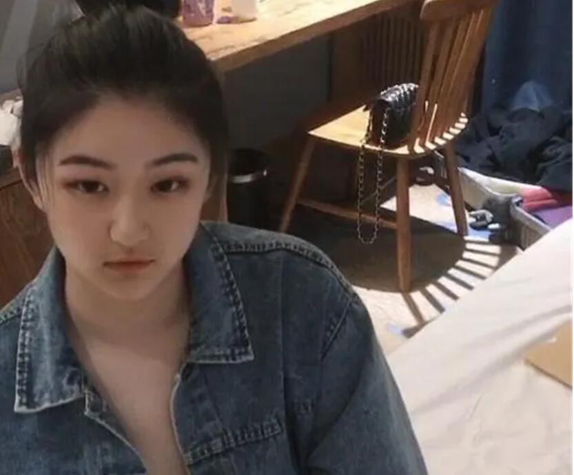 酒店约操有点婴儿肥的美女同事❤️完美露脸最后射了她一脸