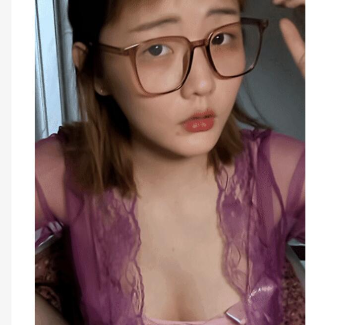 极品美乳眼镜妹！一对豪乳又大又软！小尺度福利一波