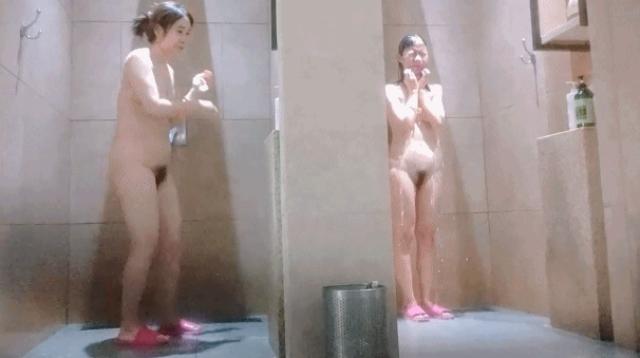 澡堂子内部员工偷拍几个白白嫩嫩的大奶子少妇洗澡