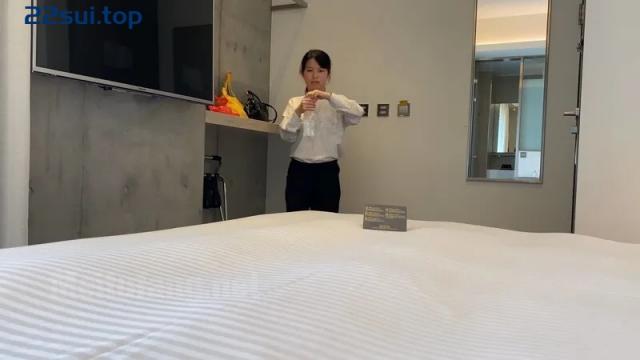 【自拍】【台湾私房菜泄密】企业女秘书，良家酒店约炮金主，羞涩紧张脱光后立马变淫妇，啪啪表情狰狞内射 9.74GB