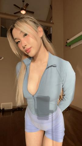 巨乳翘臀白皙亚裔 两女吃一根鸡吧 无毛嫩穴 超大胸 后入骑乘 颜值高太有感 太诱惑 直接撸射