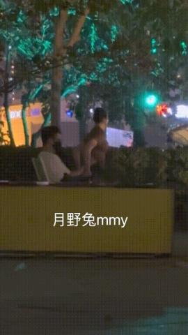 最新5月无水首发！穷人女神有钱人母狗，南航空姐【月野兔mmy】私拍，露出3P有人的公共场合偸偸做爱，母狗属性拉满