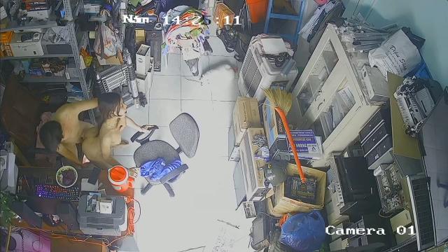 电脑耗材专卖店摄像头破解真实偸拍，小两口喜欢白天在店里转椅上性爱，又舔又抠边拍边干性福美满