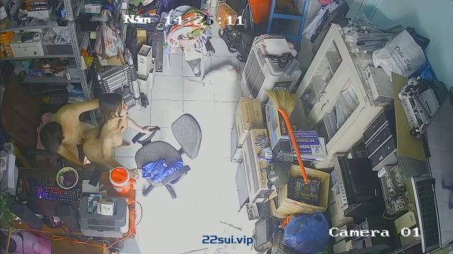 【合集】电脑耗材专卖店摄像头破解真实偸拍，小两口喜欢白天在店里转椅上性爱，又舔又抠边拍边干性福美满 767MB