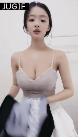 【主播】F罩杯八字巨乳女神3，一对豪乳呼之欲出，脱衣舞乳摇，多毛骚逼扣弄，被炮友操，两个奶子直晃动