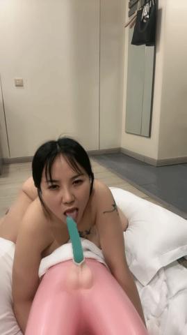 ❤❤没有男人的骚熟女，地板上玩充气娃娃，女用长JJ，69姿势舔，大屁股骑乘位，还可以侧入，搞的淫水流出